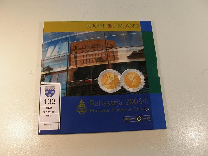 kohde_133_a.jpg - Kohde 133 Rahasarja 2006 II. Sis. 2&euro; 2006 juhla 2&euro;. Kl 9, lh 10,-.   HUOM! Huutokauppalistassa virhe. Rahasarjassa on mukana 2 &euro; 2006 erikoisly�nti. Kirjallisessa tarjouksessa on mainittava, ett� olet huomioinut korjauksen. T�st� kohteesta hyv�ksymme vain ne kirjalliset tarjoukset, joissa korjaus on otettu huomioon. 