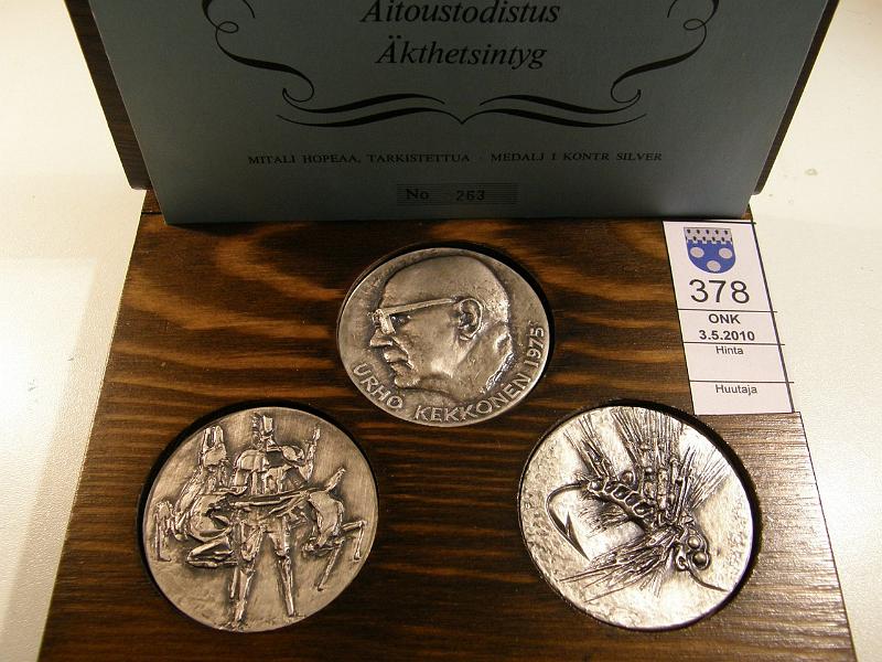kohde_378_a.jpg - Kohde 378 UKK 75v mitalisarja 1975 Ag. / 925. 3 mitalia UKK vuosip�iv�n kunniaksi, hopeaa n. 80? edest�. Suomen Mitalitaiteen Kilta, puulaatikko. Kl 9, lh 150,-.
