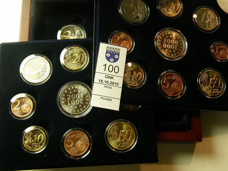 kohde_100_a.jpg - Kohde 100, lhthinta: 75 € Vuosisarja 1999-2001 proof, triple-set, 1snt-2 1999, 2000 ja 2001, kotelo+laatikko, painos 15 000, kunto: 10.