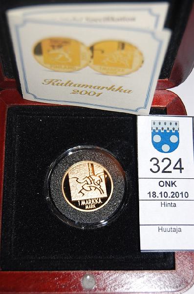 kohde_324_a.jpg - Kohde 324, lhthinta: 150 € 1 mk 2001 Au, proof, 8.6 g / 750, 1mk muisto, kotelo, aitoustod, kunto: 10.