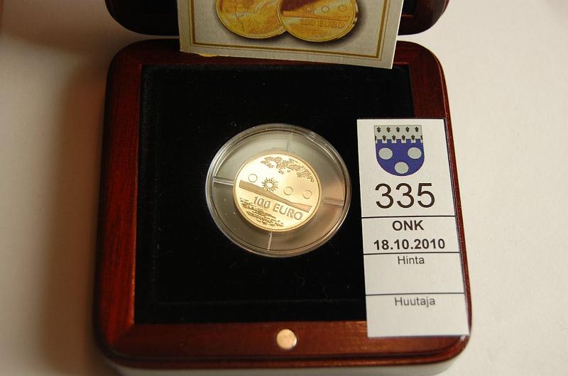 kohde_335_a.jpg - Kohde 335, lhthinta: 200 € 100  2002 Au, proof, 8.64 g / 900, Keskiyn aurinko, kotelo, aitoustod, kunto: 10.