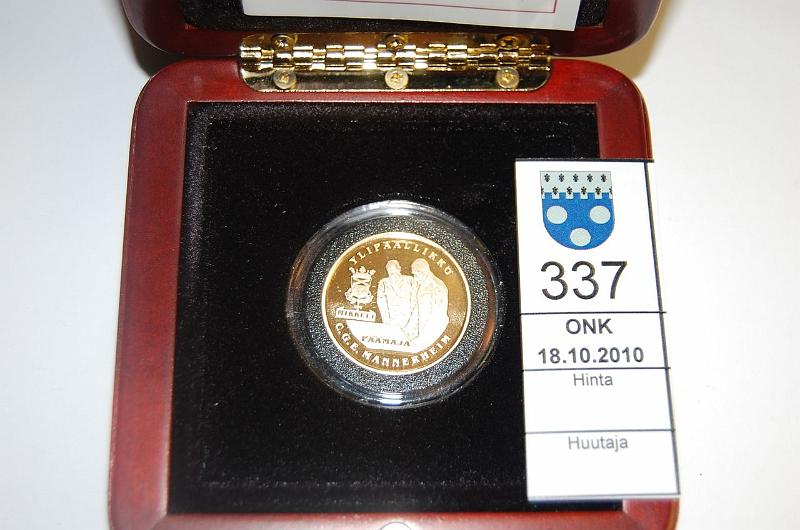 kohde_337_a.jpg - Kohde 337, lhthinta: 150 € Kultamitali Mannerheim Au. 8.65 g / 900. Monetan laatikko ja aitoustod, kunto: 10.