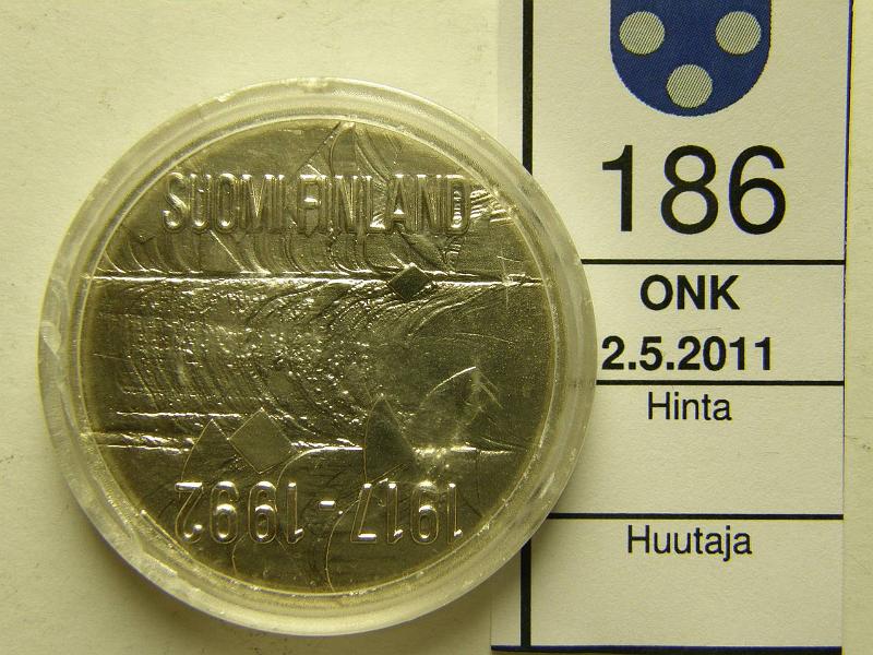 kohde_186_a.jpg - Kohde 186, lhthinta: 18 € 100 mk 1992 Ag, Suomi 75 v, kapselissa pient vikaa, kunto: 9.