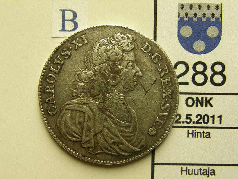 kohde_288_b.jpg - Kohde 288, tunnuspuoli, lhthinta: 150 € Ruotsi 4 mk 1688 KM#296 20.8 g / 694, Kaarle XI, rvka, V-kirjain naarmutettu tunnuspuolelle, kunto: 4.