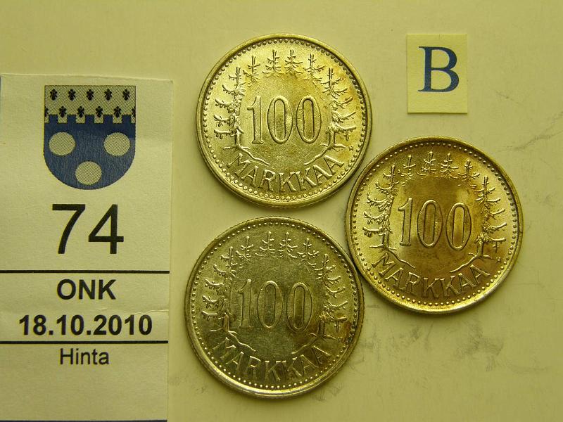 kohde_074_b.jpg - Kohde 74, arvopuoli, lhthinta: 5 € / myyntihinta: 12 € 100 mk Er (3) Ag, 1956, -57, -58, osassa tummentumaa, kunto: 6-7.