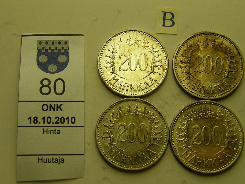 kohde_080_b.jpg - Kohde 80, arvopuoli, lhthinta: 12 € / myyntihinta: 21 € 200 mk Er (4) Ag, 1956, -57, -58H ja -58 rahamestarin merkki poistettu, osassa tumm., kunto: 6-8.