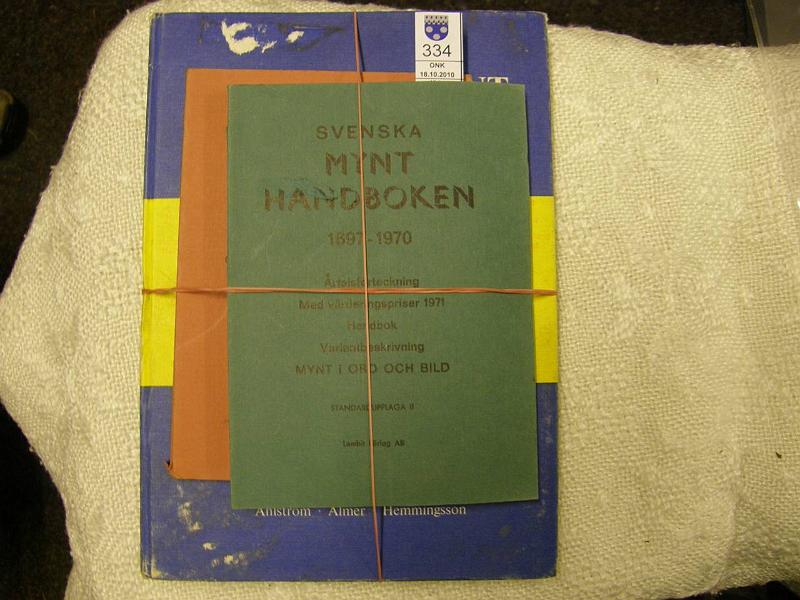 kohde_334_a.jpg - Kohde 334, lhthinta: 20 € / myyntihinta: 20 € Ruotsi (3kpl) Svenska Mynthandboken 1967-1970, rtalstecknig ver Svenska Mynt (toim. Glck) 1969, Sveriges Mynt 1521-1977 (toim. Ahlstrm) hometta, kunto: 5-7.