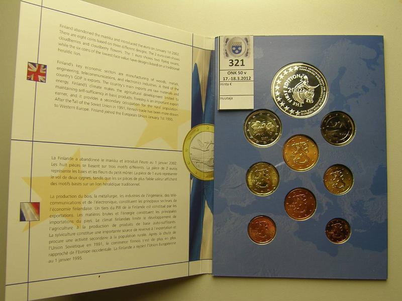 k-0321-a.jpg - Kohde 321, lhthinta: 20 €  1999-2001 1s-2€ eri vuosilta, nelikielinen pahvikotelo ja kookas hopeajetoni, kunto: 9