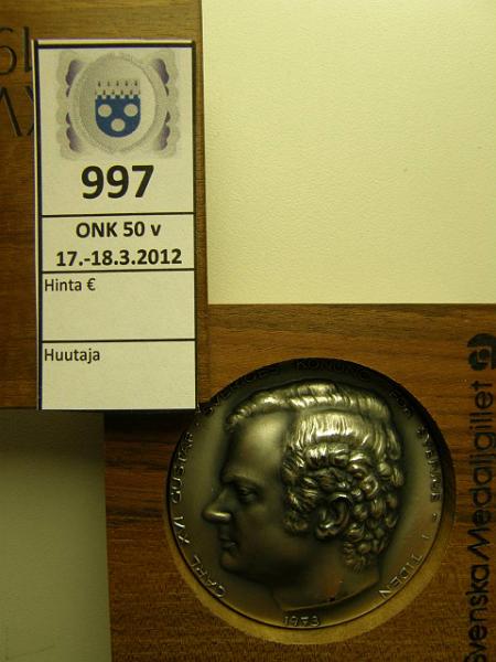 k-0997-a.jpg - Kohde 997, lhthinta: 40 € / myyntihinta: 50 € Carl Gustaf XVI 1974 Ag 76.3g/999, puukotelo, kunto: 9