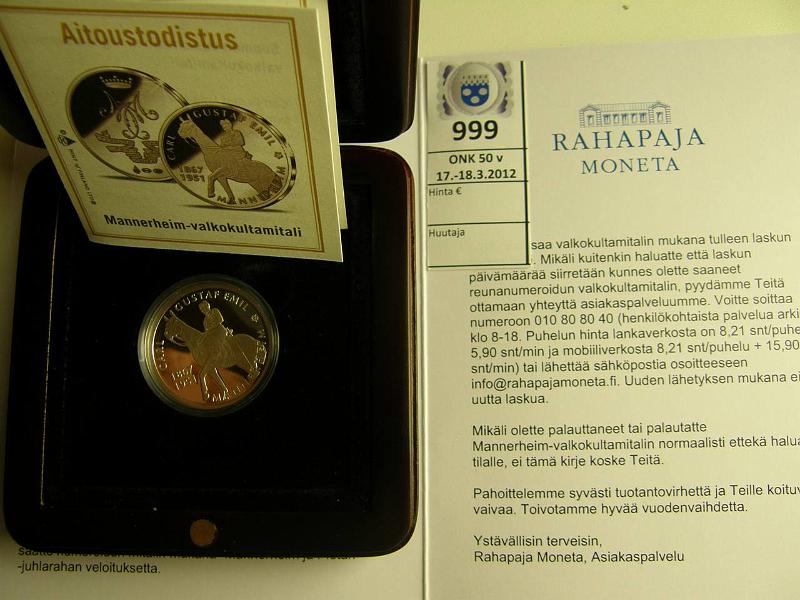 k-0999-a.jpg - Kohde 999, lhthinta: 350 € Mannerheim Au 10.37g/075, Proof. Valkokult. muistomitali ILMAN reunakaiverrusta, mukana Monetan palautuspyyntkirje. Puulaatikko, tod, kunto: 10