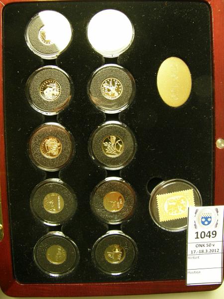 k-1049-a.jpg - Kohde 1049 (kuva 1/2), lhthinta: 350 € / myyntihinta: 380 € Kultamitalisarja (10) Au, Proof, 10x1.36g/900 (12.24g kultaa, kullan arvo yli 500€). Itsenisyyden vuosikymmenet -mitalisarja. Monetan puulaatikko 2 /612, tod, kunto: 10