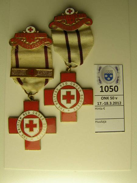 k-1050-a.jpg - Kohde 1050, lhthinta: 25 € / myyntihinta: 40 € Iso-Britannia (2) Red Cross Profiency, vv Bar 4-soljella, kunto: 6-7