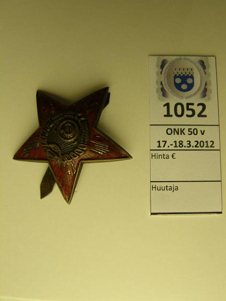 k-1052-a.jpg - Kohde 1052, lhthinta: 45 € / myyntihinta: 45 € NL Politrukin kokardi, kunto: 6