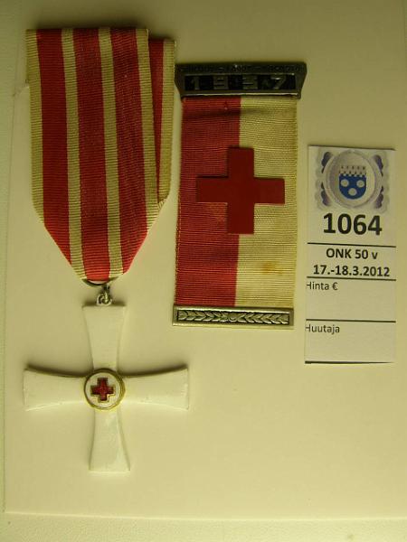 k-1064-a.jpg - Kohde 1064, lhthinta: 25 € / myyntihinta: 42 € Sveitsi (2) 1.8.1937 Red Cross badge ja -nauharisti, kunto: 7,8