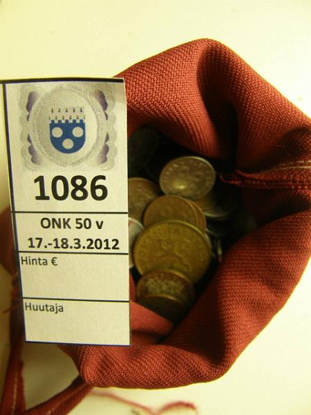 k-1086-c.jpg - Kohde 1086 (kuva 3/3), lhthinta: 10 € / myyntihinta: 42 € Rahakaukalo- ja skki & mitali Suomen Pankissa rahojen skittmiseen kytetty puinen kaukalo, alkuperinen rahaskki, jossa markkakolikoita sek mitali: Suomen Pankin Virkailijayhdistys, Tillander, Finland, n:o 184, kunto: 7-9