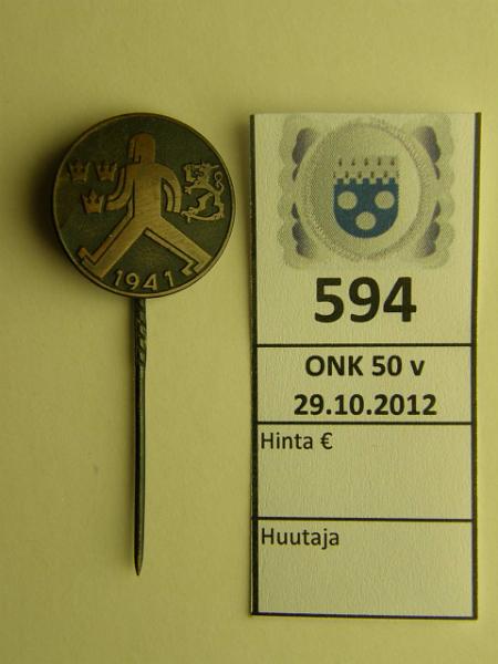 k-0594-a.jpg - Kohde 594, lhthinta: 35 € Kvelymaaottelu 1941 Cu, Suomi-Ruotsi kvelymaaottelun rintamerkki, kunto: 7