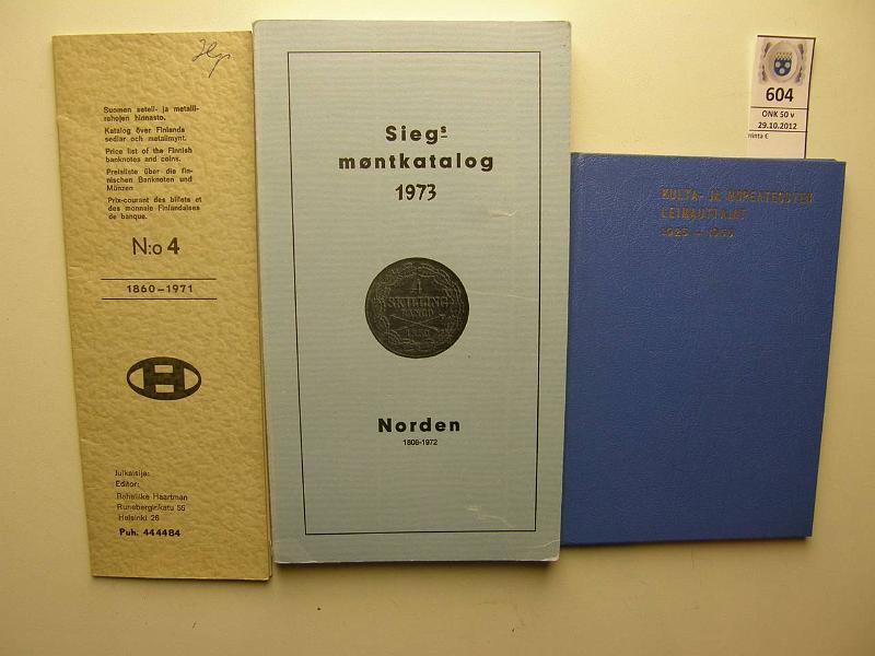 k-0604-a.jpg - Kohde 604, lhthinta: 5 € Er (3) Kulta- ja hopeateosten leimauttajat 1926-1956, toim. Suomen Kultaseppien Liitto ry 1956, kovakantinen, hyv; Suomen seteli-ja metallirahojen hinnasto n:o 4 1860-1971, toim. Rahaliike Haartman, Helsinki, kynm. hyv; Sieg's Montkatalog 1973, Norden, toim. F. Sieg, Tanska, kansissa kulumia, hyv, kunto: 6-8