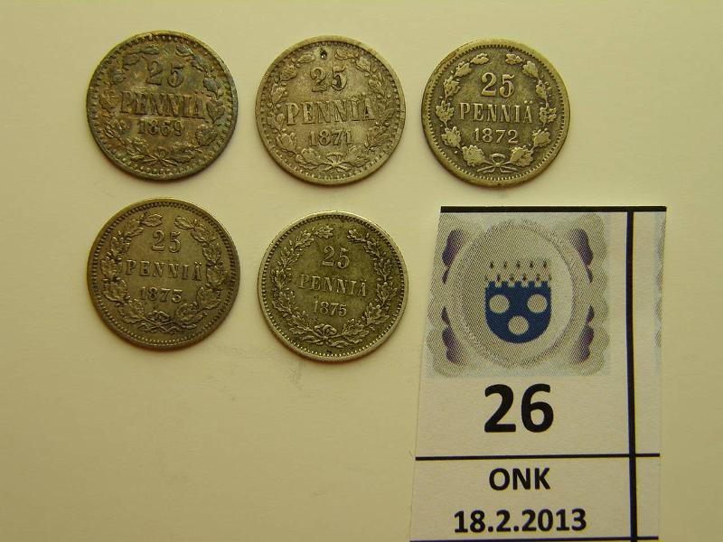 k-0026-a.jpg - Kohde 26, lhthinta: 25 € 25 p 1869-75 (5) Ag, 1869 (iso hankauma), -71 (toista puolta porattu), -72, -73, -75 (likaa), kunto: 3-5