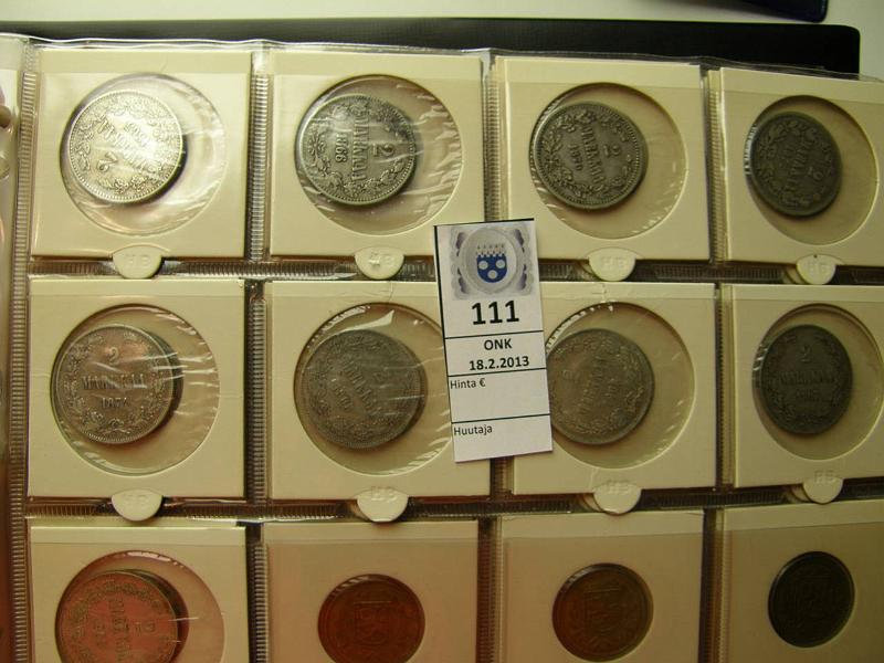 k-0111-b.jpg - Kohde 111 (kuva 2/5), lhthinta: 1500 € Kokoelma 1864-1999 (646) Kaksi kansiollista rahoja siististi kolikkosilmiss, lhes koko Suomi 90 l:lle, mm. 1p(65 kpl), 5p(76), 10p(87), 20p(28), 25p (47), 50p(77), 1mk(93), 2mk(9), 5mk(59), 10mk(42), 20mk(20), 50mk(9), 100mk Ag (5), 200mk Ag (4), Ag juhlarahat 10mk(6), 25mk(4), 50mk(5), 100mk(12), 500mk (2), 1000mk. Puuttuvia: 1p 1864; 5p KV I+II; 25p 1867, -68, -76; 50p 1876; 5mk 1929, 200mk 1958s, 500mk 1951, kultarahat. Keskikunto 5-7, uudemmat posin leimak. Esimerkiksi 1p 1870, -82, -84 kl3-5, 1mk 1864 kl4 ja 2mk 1905 kl 5. Luetteloarvo n. 3000€., kunto: 2-9