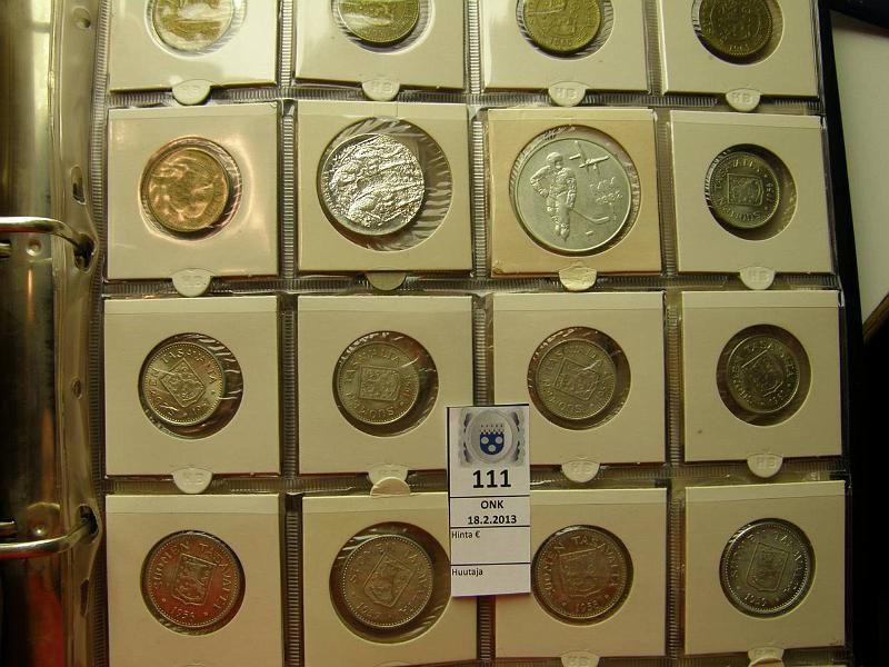 k-0111-d.jpg - Kohde 111 (kuva 4/5), lhthinta: 1500 € Kokoelma 1864-1999 (646) Kaksi kansiollista rahoja siististi kolikkosilmiss, lhes koko Suomi 90 l:lle, mm. 1p(65 kpl), 5p(76), 10p(87), 20p(28), 25p (47), 50p(77), 1mk(93), 2mk(9), 5mk(59), 10mk(42), 20mk(20), 50mk(9), 100mk Ag (5), 200mk Ag (4), Ag juhlarahat 10mk(6), 25mk(4), 50mk(5), 100mk(12), 500mk (2), 1000mk. Puuttuvia: 1p 1864; 5p KV I+II; 25p 1867, -68, -76; 50p 1876; 5mk 1929, 200mk 1958s, 500mk 1951, kultarahat. Keskikunto 5-7, uudemmat posin leimak. Esimerkiksi 1p 1870, -82, -84 kl3-5, 1mk 1864 kl4 ja 2mk 1905 kl 5. Luetteloarvo n. 3000€., kunto: 2-9