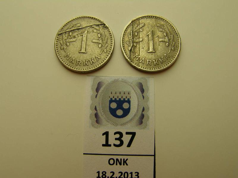 k-0137-a.jpg - Kohde 137, lhthinta: 5 € 1 mk 1929-30 (2) Ni, molemmissa iso metallivika, kunto: 4