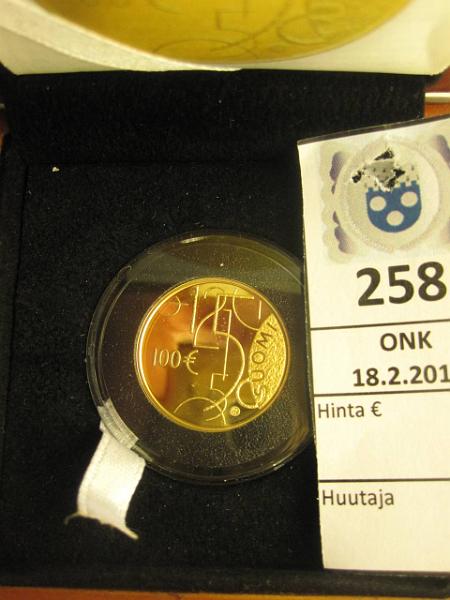 k-0258-a.jpg - Kohde 258, lhthinta: 270 € 100 € 2010 Au, Proof 5,65 g/917, Suomalainen raha 150v, puukotelo, tod., kunto: 10