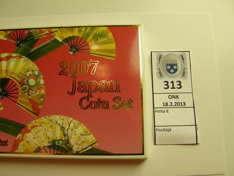 k-0313-a.jpg - Kohde 313, lhthinta: 10 € Japani vuosisarja 2007, Japan Mint Japanese beauty 1, 5, 10, 50, 100 ja 500 yen ja jetoni kovamuovikotelossa, tod., kunto: 9