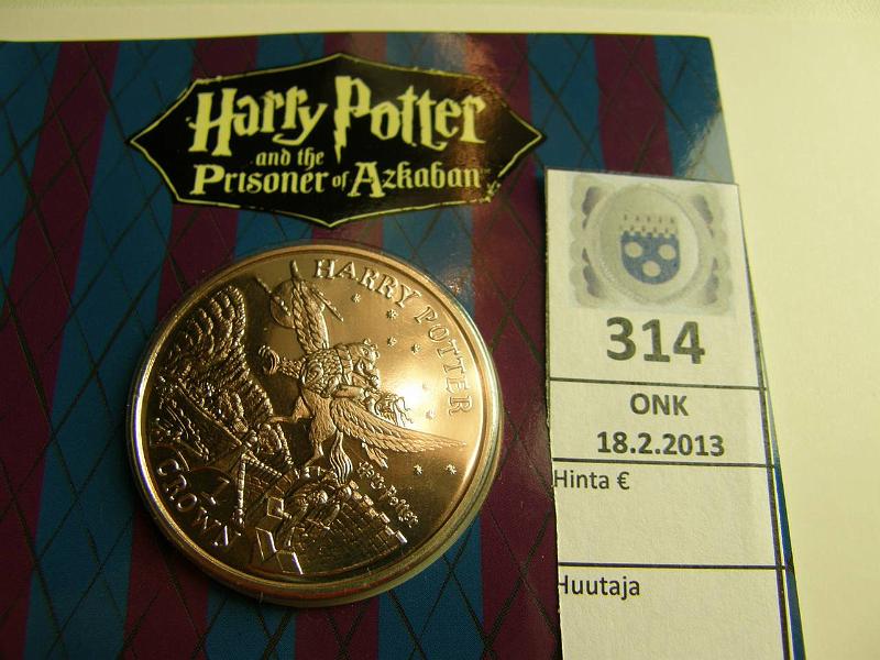 k-0314-a.jpg - Kohde 314, lhthinta: 5 € Mansaari 1 crown 2004 KM#1208 CuNi, Sirius Black on Flying Griffin, Harry Potter -sarjaa, kortissa, kunto: 9