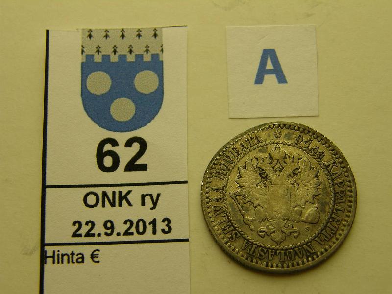 k-0062-a.jpg - Kohde 62 (kuva 1/2), lhthinta: 15 € / myyntihinta: 17 € 1 mk 1867 Ag, SNY 400.1, vaakunap. viisto alareuna, metallivika vai painuma?, kunto: 3