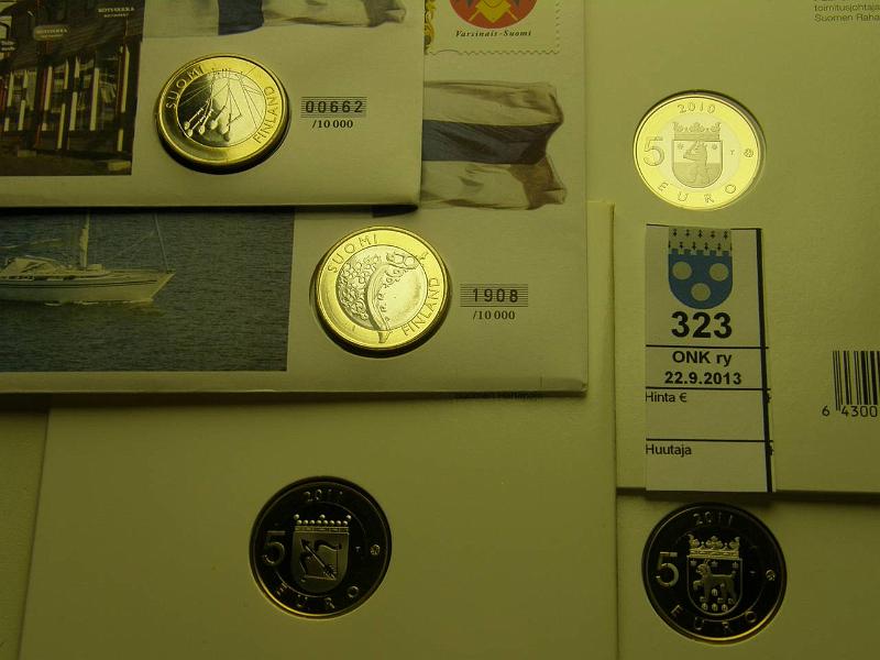 k-0323-a.jpg - Kohde 323, lhthinta: 30 € / myyntihinta: 30 € 5 € 2010-11 (3+2) proof, maakuntarahat kortissa: Satakunta, Savo, Hme; 2 x 5€ BU kirjekuorissa Satakunta, Varsinais-Suomi, kunto: 9-10