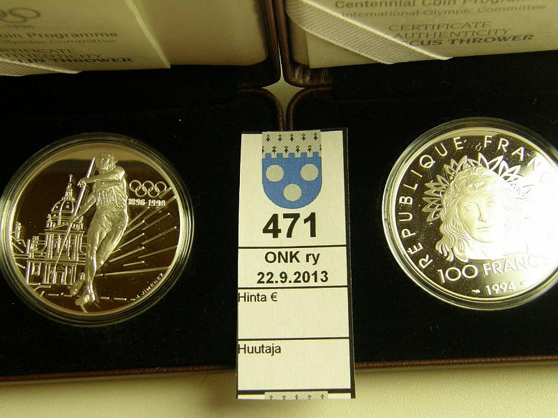 k-0471-a.jpg - Kohde 471, lhthinta: 30 € / myyntihinta: 30 € Ranska 100 fr (2) 1994 KM#1047, 1048 Ag, proof 33,63 g/925. Olympiasarja. Kiekonheittj ja keihnheittj. Nahkakotelot, laatikoissa km, tod, kunto: 10