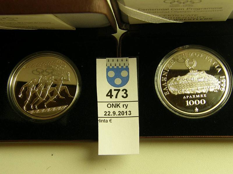 k-0473-a.jpg - Kohde 473, lhthinta: 30 € / myyntihinta: 32 € Kreikka 1000 dr (2) 1996 KM#165, 166 Ag, proof 33,63 g/925. Olympiasarja. Antiikin painijat ja juoksijat. Nahkakotelot, laatikoissa km, tod, kunto: 10