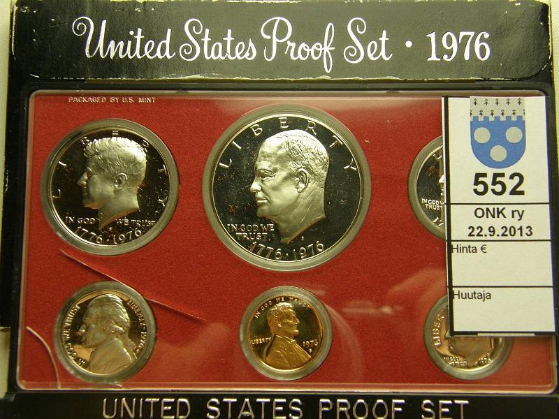 k-0552-a.jpg - Kohde 552, lhthinta: 5 € / myyntihinta: 7 € USA 1976 US Mint proof set 1, 5, 10c, 1/4, 1/2 ja 1D muovikotelossa, jossa 2 halkeamaa, pahvikannet, kunto: 10