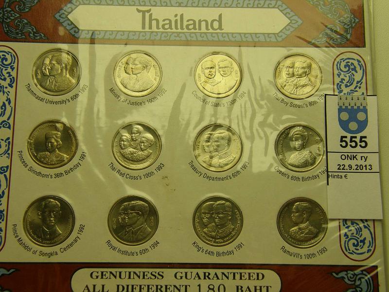 k-0555-a.jpg - Kohde 555, lhthinta: 5 € / myyntihinta: 8 € Thaimaa 1991-94 yht. 180baht, kansiossa 12 eril. UNC kolikkoa, kunto: 8-9