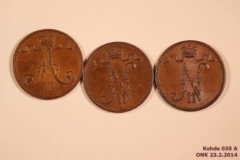 k-0035-a.jpg - Kohde 35 (kuva 1/2), lhthinta: 19 € / myyntihinta: 34 € 1 p 1893-1904 (3) 1893, 99,1904, kaikissa tumma patina, kunto: 6-7