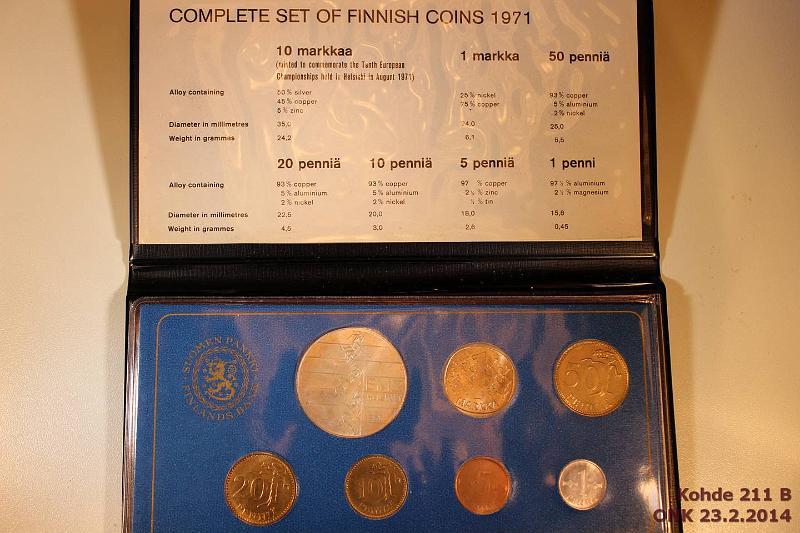 k-0211-b.jpg - Kohde 211 (kuva 2/2), lhthinta: 40 € / myyntihinta: 87 € 1971 Suomen Pankin vuosisarja 1-50p, 1mk ja 10mk Ag, osassa patinaa. Pehmet muovikannet, joissa SP:n logo, seloste englanniksi. Erikoinen!, kunto: 7-9