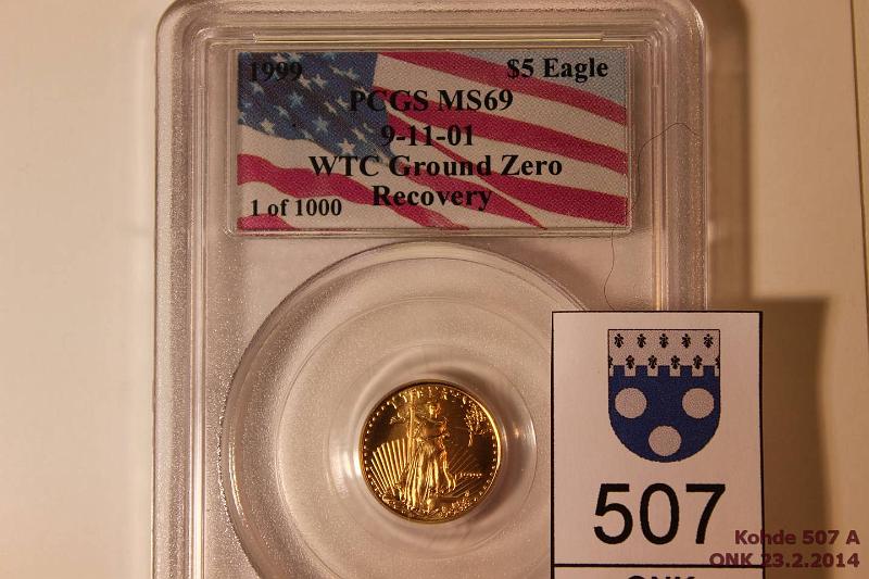 k-0507-a.jpg - Kohde 507, lhthinta: 150 € USA 5 USD 1999 KM#216 Au, 3,393g/917. PCGS:n WTC Ground Zero Recovery -muistokotelossa, MS 69, kunto: 10