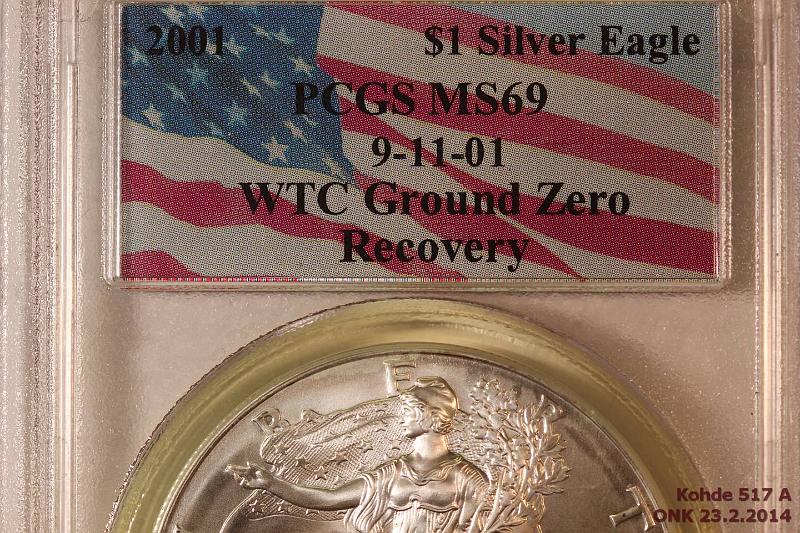 k-0517-a.jpg - Kohde 517, lhthinta: 30 € USA 1 USD 2001 KM#273 Ag, 31,1g/999. PCGS:n WTC Ground Zero Recovery -muistokotelossa, MS 69, kunto: 10