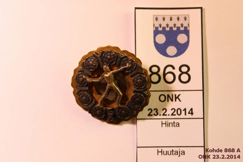 k-0868-a.jpg - Kohde 868, lhthinta: 15 € Mestaruusluokan urheilumerkki. N:o 127, Ylik. P Nikkanen. Leima: Veljekset Sundquist, Helsinki, kunto: 8