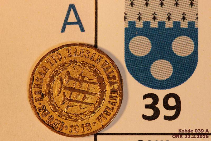 k-0039-a.jpg - Kohde 39 (kuva 1/2), lhthinta: 5 € / myyntihinta: 5 € 5 p 1918 KV I SNY 94.1, ollut koruna, irrotettaessa vioittunut, maalattu/kullattu, kunto: 1