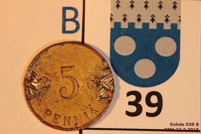 k-0039-b.jpg - Kohde 39 (kuva 2/2), lhthinta: 5 € / myyntihinta: 5 € 5 p 1918 KV I SNY 94.1, ollut koruna, irrotettaessa vioittunut, maalattu/kullattu, kunto: 1