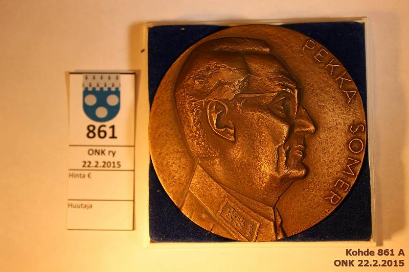 k-0861-a.jpg - Kohde 861, lhthinta: 10 € Mitali Br, 75mm. 1918-1939-1945. Pekka Somer. Tillander. Kotelossa halkeama, kunto: 9