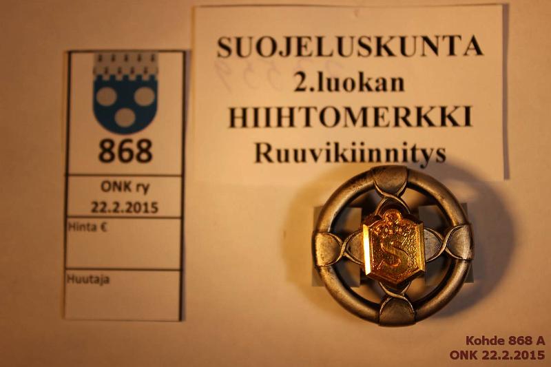 k-0868-a.jpg - Kohde 868, lhthinta: 90 € Suojeluskunta 2.lk Ag, Hiihtomerkki, ruuvikiinnitys, SKOY leima, kunto: 8