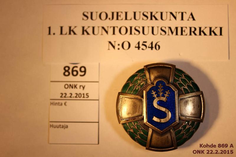 k-0869-a.jpg - Kohde 869, lhthinta: 90 € Suojeluskunta 1.lk Ag, Kuntoisuusmerkki, ruuvikiinnitys, SKOY, n:o 4546, hopean leimat, kunto: 8