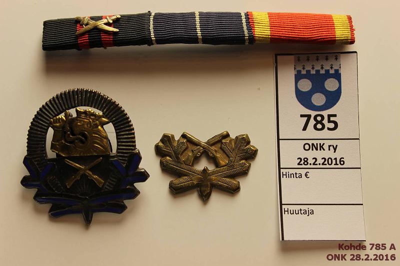 k-0785-a.jpg - Kohde 785, lhthinta: 30 € / myyntihinta: 42 € Poliisimerkki ja muuta Sini-hopea-kulta poliisimerkki n:o 4381 (velj. Sundqvist) ruuvikiinnityksell, pienoismerkkiripa, jossa ristikkiset miekat + olkapoletti ilman kiinnikkeit, kunto: 7