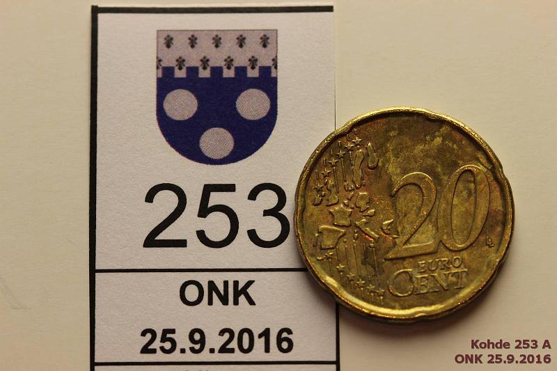 k-0253-a.jpg - Kohde 253 (kuva 1/2), lhthinta: 20 € 20 snt 2001 Leijonan takajalka ja miekan kahva kaksoispuristettu, kunto: 6