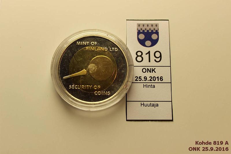 k-0819-a.jpg - Kohde 819, lhthinta: 5 € Security of coins 1997 2-metalli mitali: Mint of Finland LTD, Interpol OIPC ICPO, Helsinki. Hpja. Kapseli, kunto: 8