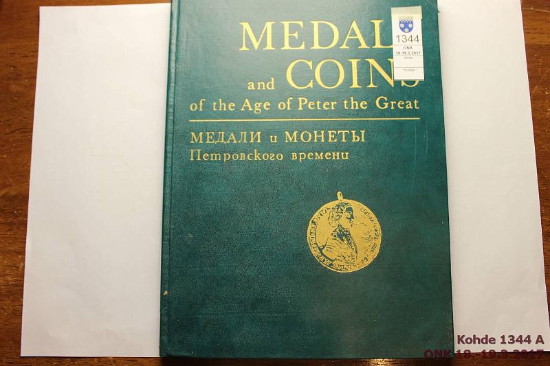 k-1344-a.jpg - Kohde 1344, lhthinta: 30 € Spassky I & Shchukina E 1974 Medals and Coins of the age of Peter the Great. From the Hermitage collection, Aurora Publishing. Englanti/Venj, mv ja vrikuvitus. Kannessa nurkissa nuhrua, muuten siisti, kunto: 8