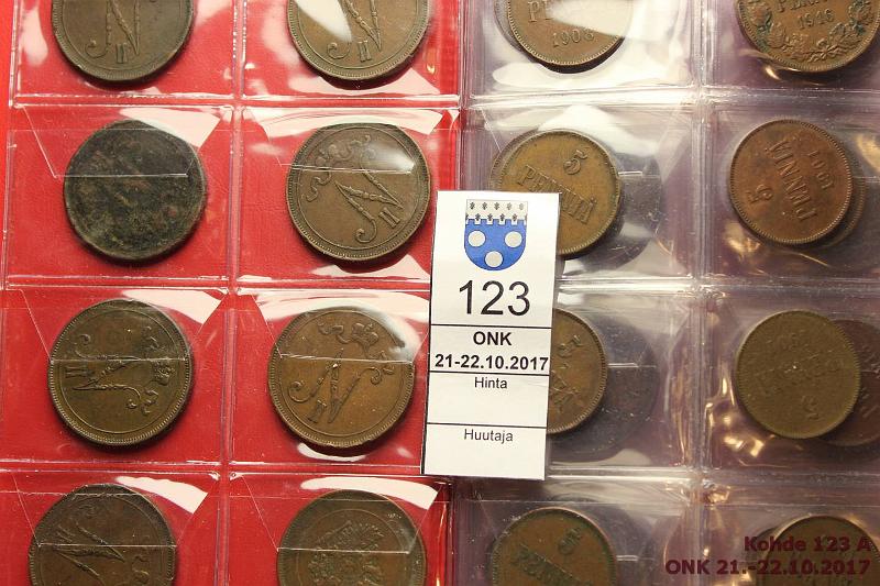 k-0123-a.jpg - Kohde 123 (kuva 1/3), lhthinta: 40 € / myyntihinta: 40 € 1 - 50 p 1865-1917 (62) Cu: 1p 1900, -05, -07, -08, -09, -11, -12, -14, -15, -16, -17; 5p 1873, -75(2), 1901(3), -05, -06, -07, -08, -11, -12, -13, -14(3), -15(2), -16(4), -17 I, -17 II(6); 10p 1865, 1900, -05, -07, -08, -11(2), -12, -14(2), -15(3), -16, -17 II(2). Ag: 25 p 1873, 1901, -13, -16, -17 II; 50p 1916. Pieness Schulz-kansiossa. Monissa vikoja, kunto: 3-7