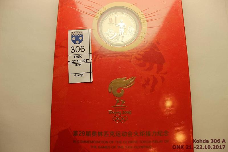 k-0306-a.jpg - Kohde 306, lhthinta: 10 € / myyntihinta: 15 € Kiina 2008 Hopeoitu, Proof. Torch relay (China Gold Coin Inc.) Avaamaton pahvikotelo, kunto: 10